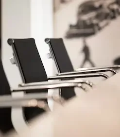 من نحن 16 طاولة الاجتماع